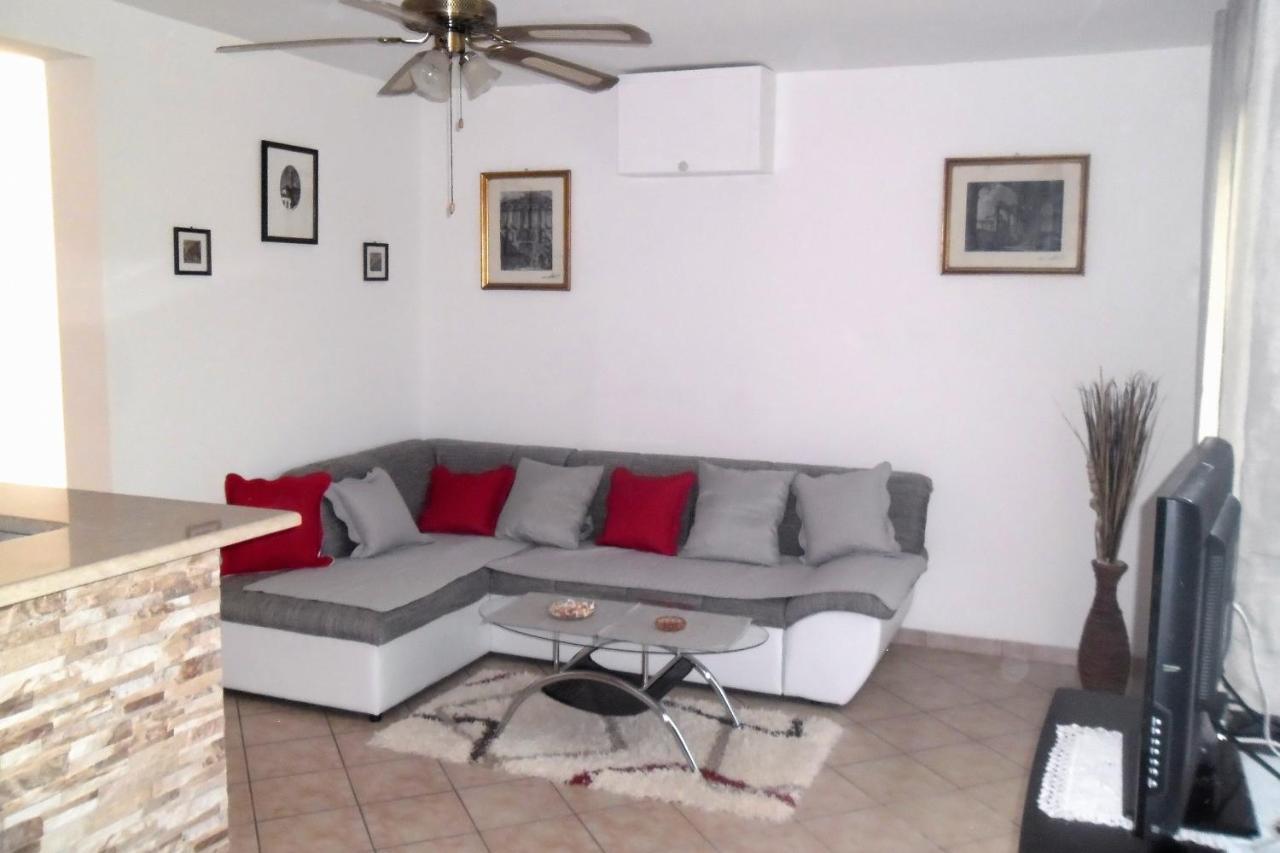 Apartments By The Sea Splitska, Brac - 2923 Postira Bagian luar foto